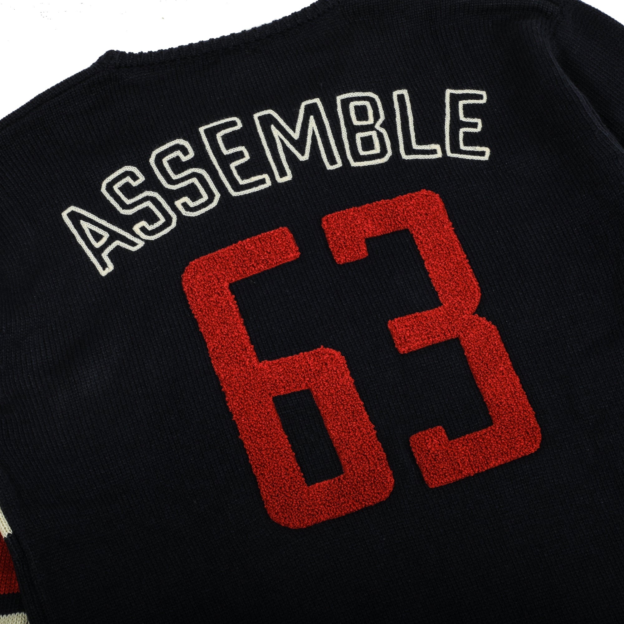 Pull universitaire avec logo Avengers