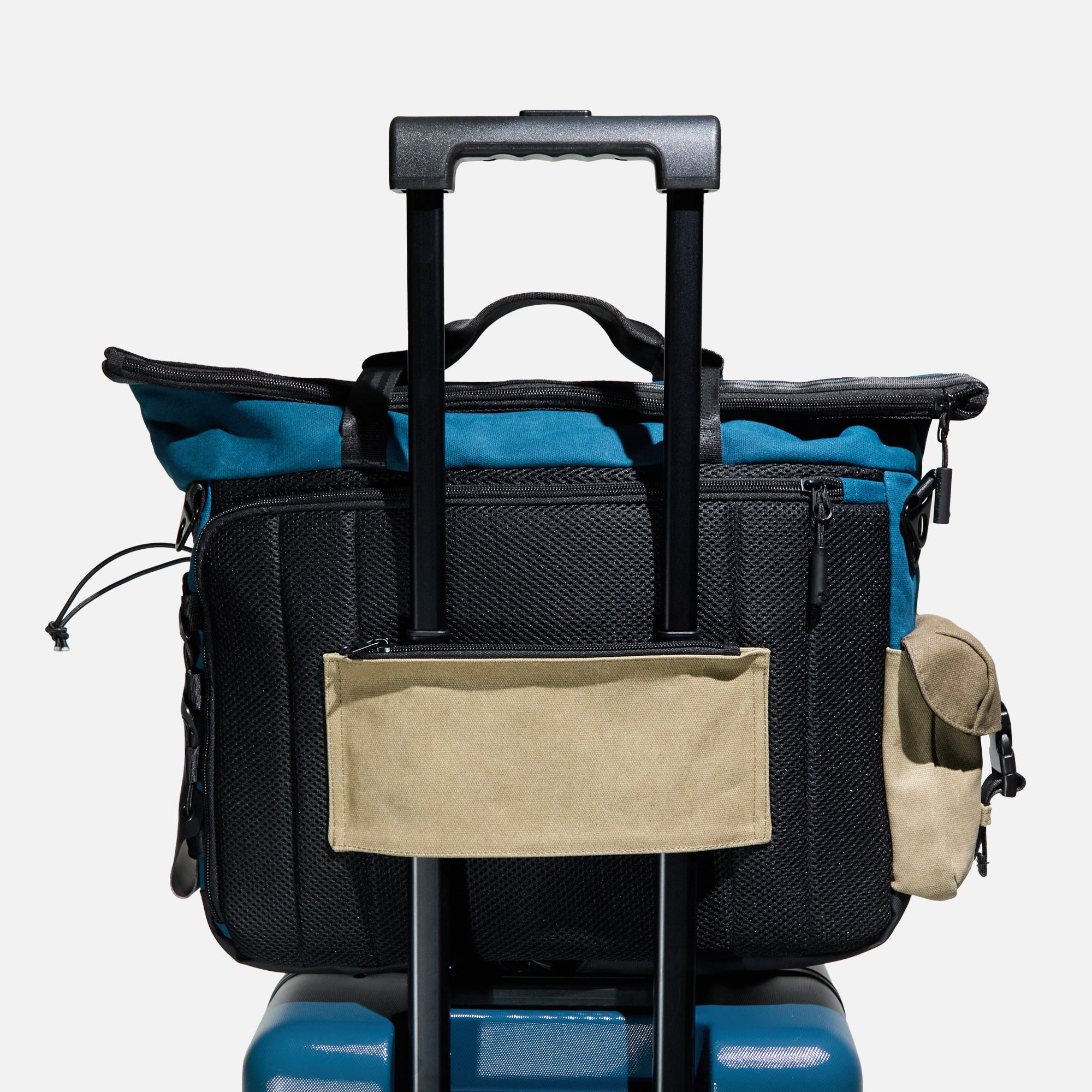 Showcasing the trolley sleeve of the Heroes & Villains Rebel Teal Bike Messenger Bag.