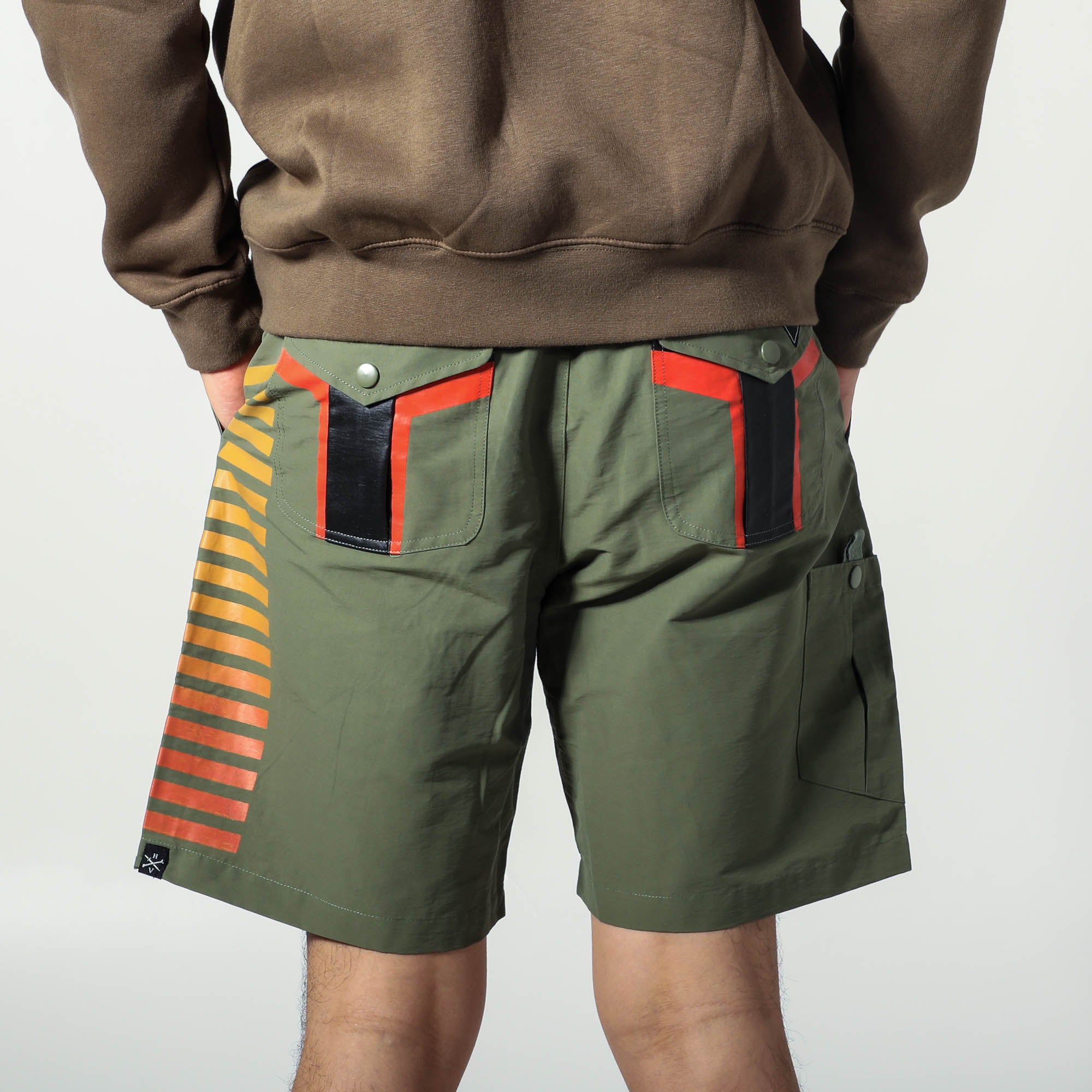 Represent multi-pockets cargo shorts - Green